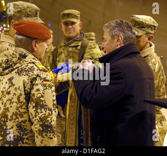 Bundespräsident Joachim Gauck besucht am 19.12.2012 à Masar-i-Scharif nous stationierte-amerikanische Verbände. Verlieh Hubschaubereinheit er der Camp Marmal im ein Fahnenband. Foto : Wolfgang Kumm/dpa Banque D'Images