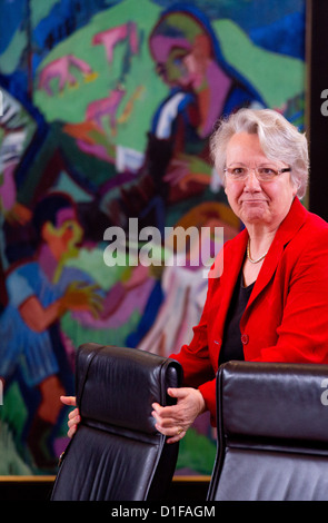 Le ministre allemand de l'éducation et de la recherche Annette Schavan assiste à la réunion hebdomadaire du cabinet à la chancellerie à Berlin, Allemagne, le 19 décembre 2012. Cette semaine de réunion du cabinet se concentre sur l'extension de la grille d'énergie électrique. Photo : KAY NIETFELD Banque D'Images