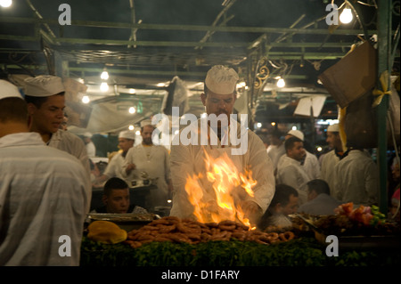 Un chef de la viande à griller des stands de nourriture sur la place principale, la place Jemaa el Fna, à Marrakech, Maroc, Afrique du Nord Banque D'Images