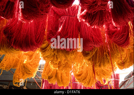 La pendaison de laine aux couleurs vives pour sécher dans le souk des teinturiers, Marrakech, Maroc, Afrique du Nord, Afrique Banque D'Images