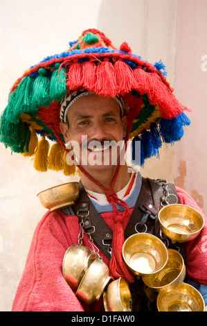 Un vendeur d'eau habillés en costume traditionnel berbère à Marrakech, Maroc, Afrique du Nord, Afrique Banque D'Images