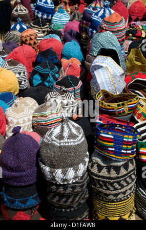 Chapeaux de laine tricoté de couleur vive pour la vente dans le souk de Marrakech, Maroc, Afrique du Nord, Afrique Banque D'Images