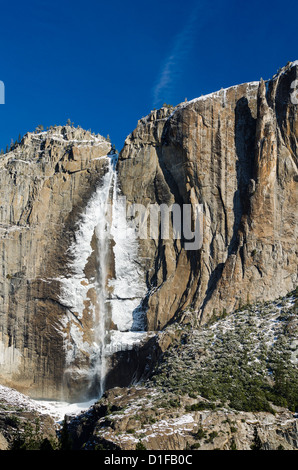 La région couverte de glace en hiver, les chutes de Yosemite Yosemite National Park, California USA Banque D'Images