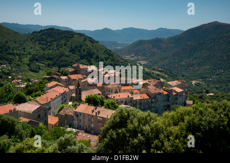 Une vue aérienne de la ville de Sainte-Lucie-de-Tallano dans l'Alta Rocca région Corse, France, Europe Banque D'Images