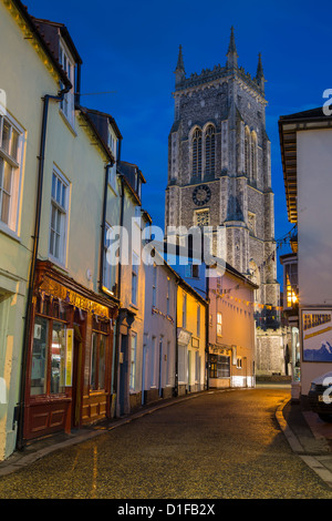 Rue avec en arrière-plan dans la ville de Cromer Norfolk une station balnéaire populaire de nuit England UK Banque D'Images