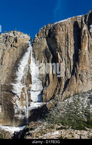 La région couverte de glace en hiver, les chutes de Yosemite Yosemite National Park, California USA Banque D'Images