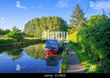 Un petit bateau sur le canal de Stratford Upon Avon, Preston Bagot vol de serrures, Warwickshire, Midlands, Angleterre, Royaume-Uni Banque D'Images