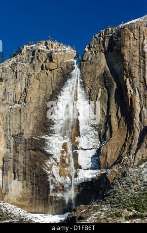 La région couverte de glace en hiver, les chutes de Yosemite Yosemite National Park, California USA Banque D'Images