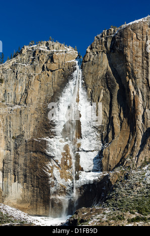 La région couverte de glace en hiver, les chutes de Yosemite Yosemite National Park, California USA Banque D'Images