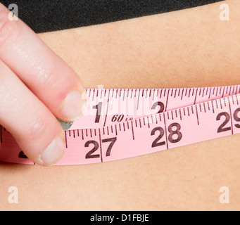 Femme measuring her waist Banque D'Images