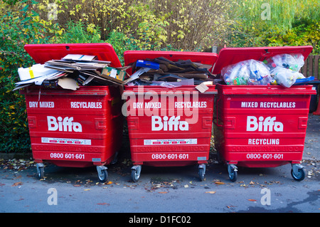 3 3 Recyclage Biffa rouge saute plein de matériaux recyclables mixtes UK Banque D'Images