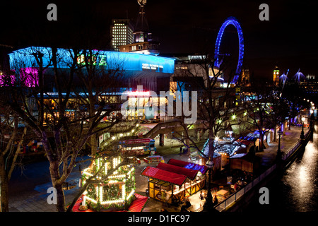 La Banque du Sud et Marché de Noël au soir, Londres, Angleterre Banque D'Images