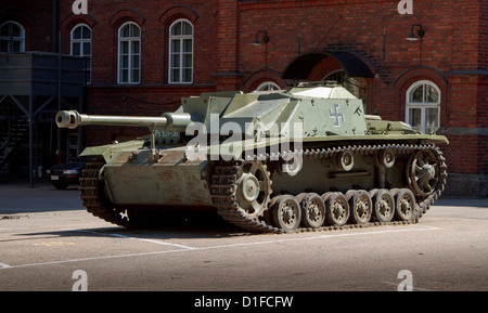 Allemand Sturmgeschütz III assault gun dans WW2-temps de peindre sur l'affichage à l'extérieur du Musée de la guerre à Helsinki. Banque D'Images