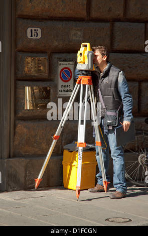 Surveyor au travail à Florence, Italie. Banque D'Images