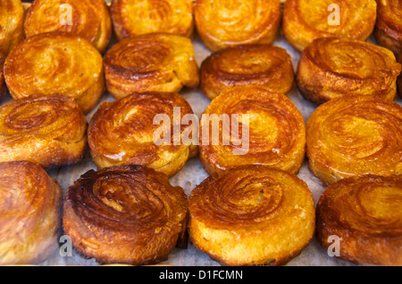 Kouign-amann breton typique gâteaux, Dinan, Cotes d'Armor, Bretagne, France, Europe Banque D'Images