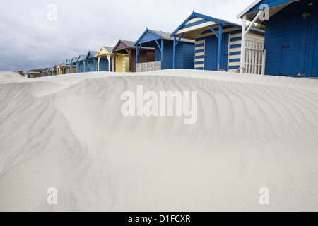 Cabines de plage de sable à la dérive, West Wittering, West Sussex, Angleterre, Royaume-Uni, Europe Banque D'Images