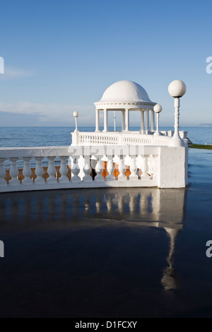 Par Colonnades De La Warr Pavilion et le front, Bexhill-on-Sea, East Sussex, Angleterre, Royaume-Uni, Europe Banque D'Images