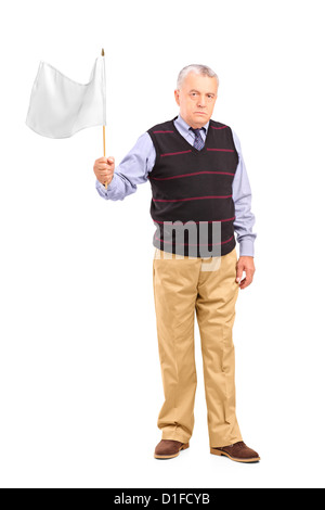 Portrait d'un homme triste qui agitait un drapeau blanc isolé sur fond blanc Banque D'Images