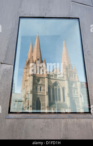 Reflet dans la fenêtre de St Pauls Cathedral, Melbourne, Victoria, Australie, Pacifique Banque D'Images