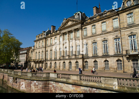 Façade extérieure typique sur les rives de l'Ill dans la vieille ville de Strasbourg, France Banque D'Images