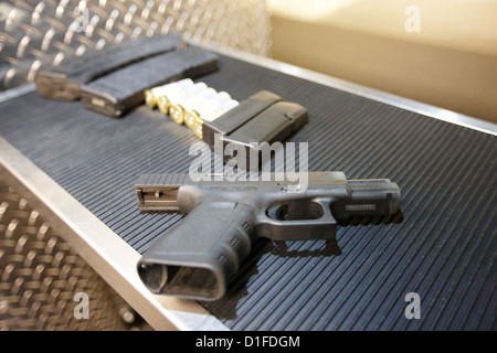 Carabine arme Pistolet d'assaut divers magazines et des fusils avec 9mm glock pistolet à un champ de tir à las vegas nevada usa Banque D'Images