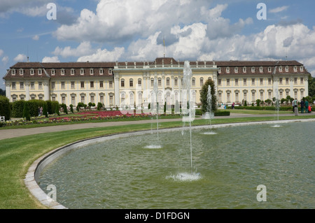 Le 18e siècle de style Baroque Residenzschloss, inspiré par le Palais de Versailles, Ludwigsburg, Baden Wurtemberg, Allemagne, Europe Banque D'Images