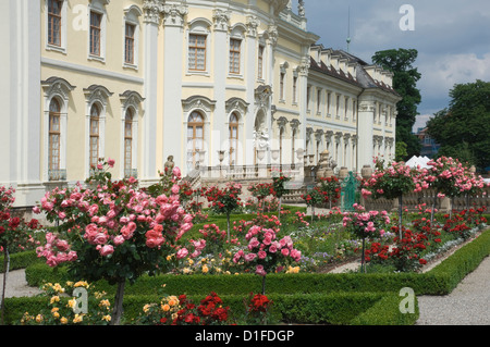 Le jardin de roses, 18e siècle de style Baroque Residenzschloss, inspiré par le Palais de Versailles, Ludwigsburg, Baden Wurtemberg, Allemagne Banque D'Images