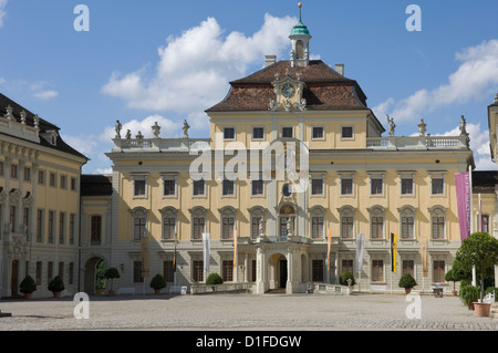 Cour et bâtiments du palais du 18ème siècle, Residenzschloss Ludwigsburg, Baden Wurtemberg, Allemagne Banque D'Images