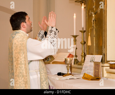 Prêtre catholique à Messe tridentine Banque D'Images