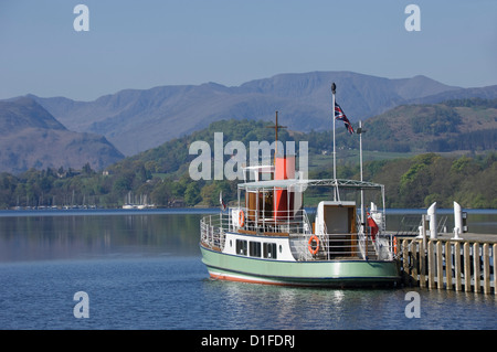 Un bateau à vapeur du lac touristique passagers attend à Pooley Bridge Pier, le lac Ullswater, Parc National de Lake District, Cumbria, Angleterre Banque D'Images