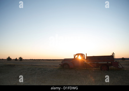 Les rayons de soleil à travers la vitre de l'ancien camion agricole au lever du soleil, Shaniko, Californie, États-Unis d'Amérique, Amérique du Nord Banque D'Images