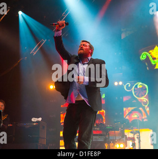 Le chanteur guy garvey du groupe effectuant le coude à l'observatoire Jodrell Bank Banque D'Images