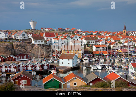 Cabanes de pêcheurs traditionnels colorés et les hangars à bateaux avec des bateaux le long de la jetée en bois à Smögen, Bohuslän, Suède, Scandinavie Banque D'Images