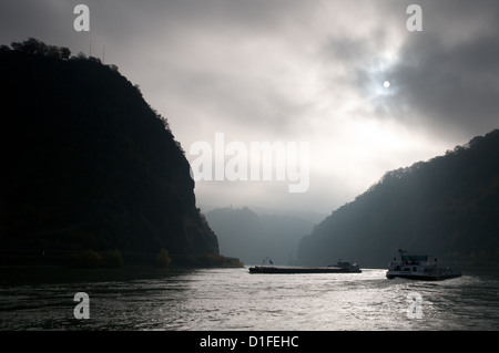 Barges passing Loreley Rock en début de matinée la brume, Rhin, Rhénanie-Palatinat, Allemagne Banque D'Images