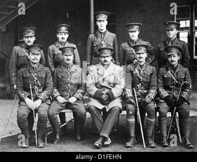 CLEMENT ATTLEE (1883-1967) Homme politique première rangée deuxième à partir de la droite avec l'Lancashire Regiment vers 1915 Banque D'Images