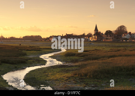 Village Bosham church et vu plus de vasières, marée basse. Le coucher du soleil. Le port de Chichester, West Sussex, Angleterre, Royaume-Uni. Novembre. Banque D'Images