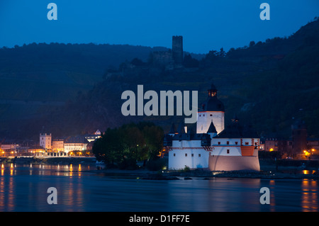 Vallée du Rhin château Pfalzgrafenstein illuminé la nuit, Kaub, Rhénanie, Allemagne Banque D'Images