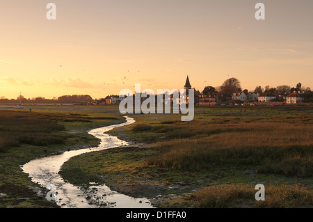 Village Bosham church et vu plus de vasières, marée basse. Le coucher du soleil. Le port de Chichester, West Sussex, Angleterre, Royaume-Uni. Novembre. Banque D'Images