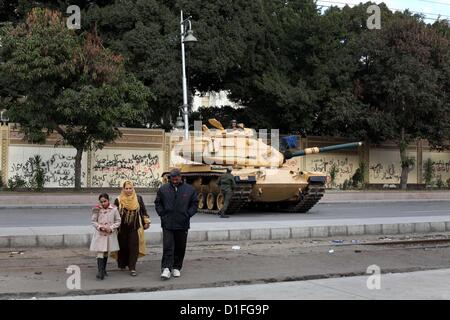 19 déc., 2012 - Le Caire, Le Caire, Égypte - égyptiens à pied passer le fil barricade comme soldats de l'armée égyptienne et la protection des réservoirs au Caire palais présidentiel le 19 décembre 2012. Les opposants du Président égyptien Mohamed Morsi ont manifesté au Caire le mardi contre un projet de constitution soutenu par les islamistes qui a divisé l'Égypte mais semble devoir être approuvée dans la deuxième moitié de ce week-end un référendum (crédit Image : © Ashraf Amra/APA Images/ZUMAPRESS.com) Banque D'Images