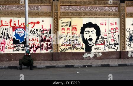 19 déc., 2012 - Le Caire, Le Caire, Égypte - un membre de la Garde républicaine de l'Égypte s'asseoir une barrière de barbelés qu'ils gardent le palais présidentiel au Caire le 19 décembre 2012. Les opposants du Président égyptien Mohamed Morsi ont manifesté au Caire le mardi contre un projet de constitution soutenu par les islamistes qui a divisé l'Égypte mais semble devoir être approuvée dans la deuxième moitié de ce week-end un référendum (crédit Image : © Ashraf Amra/APA Images/ZUMAPRESS.com) Banque D'Images