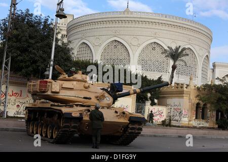 19 déc., 2012 - Le Caire, Le Caire, Égypte - Des soldats de l'armée égyptienne et des chars se tenir derrière les barbelés que des centaines de manifestants d'opposition d'arriver au Palais présidentiel au Caire le 19 décembre 2012, lors d'une manifestation contre le Président Mohammed Morsi et la deuxième ronde de l'organisation d'un référendum sur le projet de constitution. L'opposition de l'Egypte a lancé de nouvelles manifestations dans une ultime tentative de saborder un projet de constitution, poussé par ses partisans islamistes et Morsi (crédit Image : © Ashraf Amra/APA Images/ZUMAPRESS.com) Banque D'Images