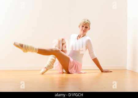 Belle jeune ballerine exerçant dans le studio femme danseuse de ballet Banque D'Images