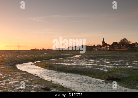 Village Bosham church et vu plus de vasières, marée basse. Le coucher du soleil. Le port de Chichester, West Sussex, Angleterre, Royaume-Uni. Novembre. Banque D'Images