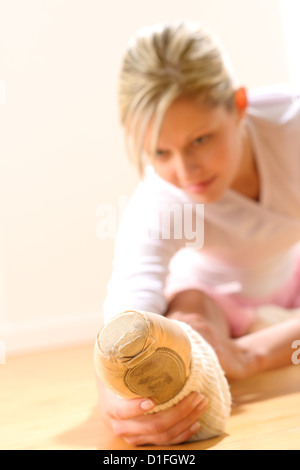 L'exercice d'étirement danseuse dans le studio femme Ballerine penchée Banque D'Images