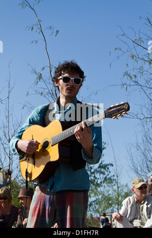 Musicien de rue dans le mur de Berlin ( Parc Mauerpark ) à Berlin sur un dimanche après-midi ensoleillé, Allemagne Banque D'Images