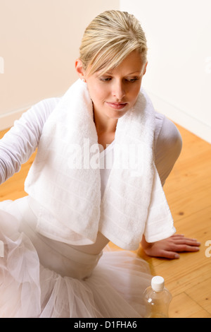 Ballerine fatigués avec une serviette autour de son cou se reposant sur marbre Banque D'Images