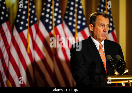 19 décembre 2012 - Washington, District of Columbia, États-Unis - Le Président de la Chambre JOHN BOEHNER (R-OH) a déclaré que la Chambre adopte son Plan B Le jeudi d'accorder un allégement fiscal permanent pour 99,81 pour cent de la population américaine au cours d'une conférence de presse la disponibilité sur la colline du Capitole mercredi qui a duré moins d'une minute. Banque D'Images