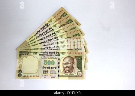 Monnaie indienne un fan de cinq cent rupee notes en fond blanc 500 Banque D'Images