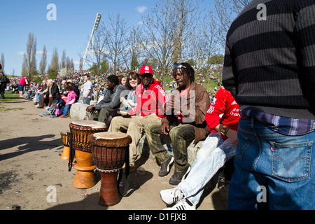 Batteurs dans le mur de Berlin ( Parc Mauerpark) à Berlin sur un dimanche après-midi ensoleillé Allemagne Banque D'Images