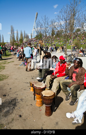 Batteurs dans le mur de Berlin ( Parc Mauerpark) à Berlin sur un dimanche après-midi ensoleillé Allemagne Banque D'Images